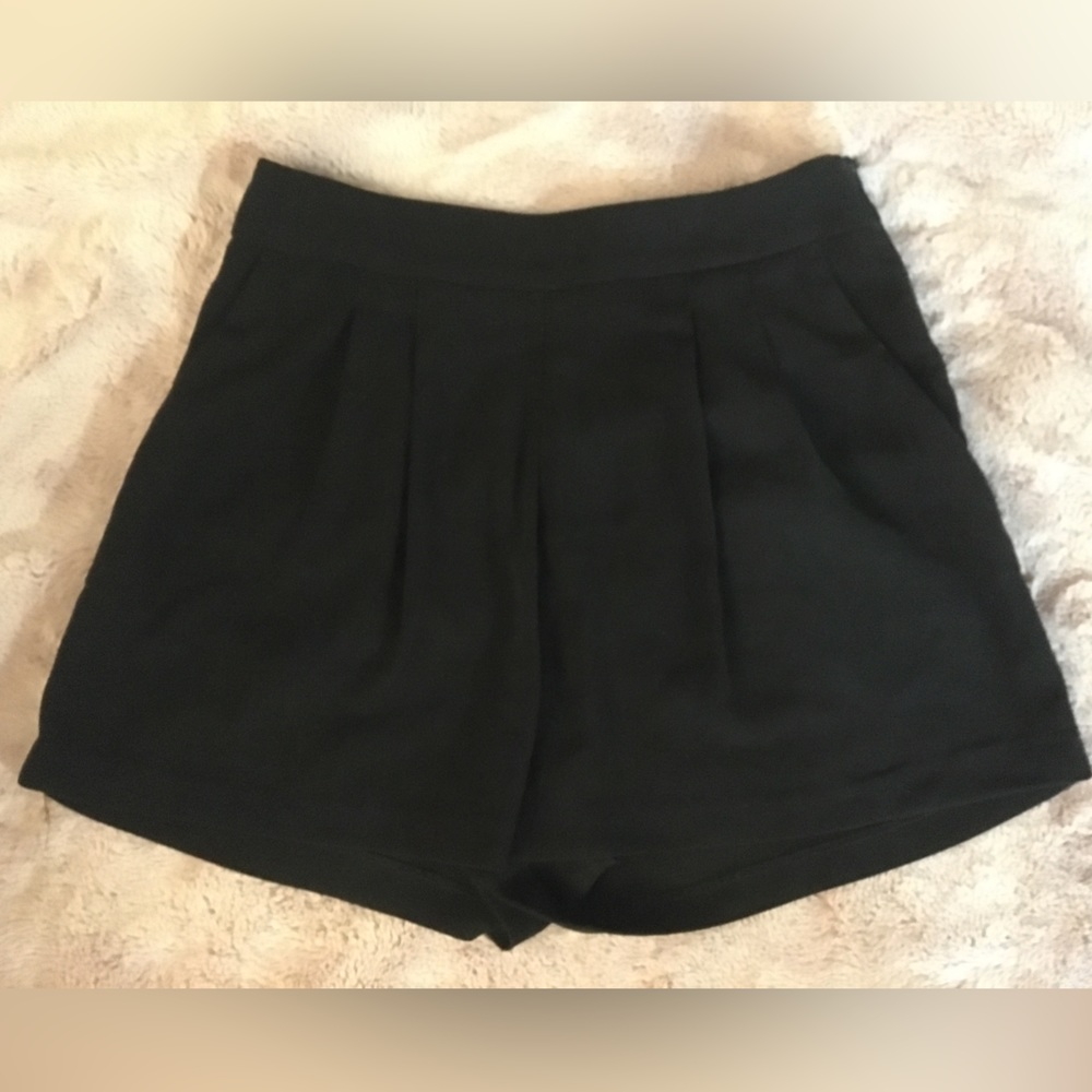 Dynamite size S black pleated shorts